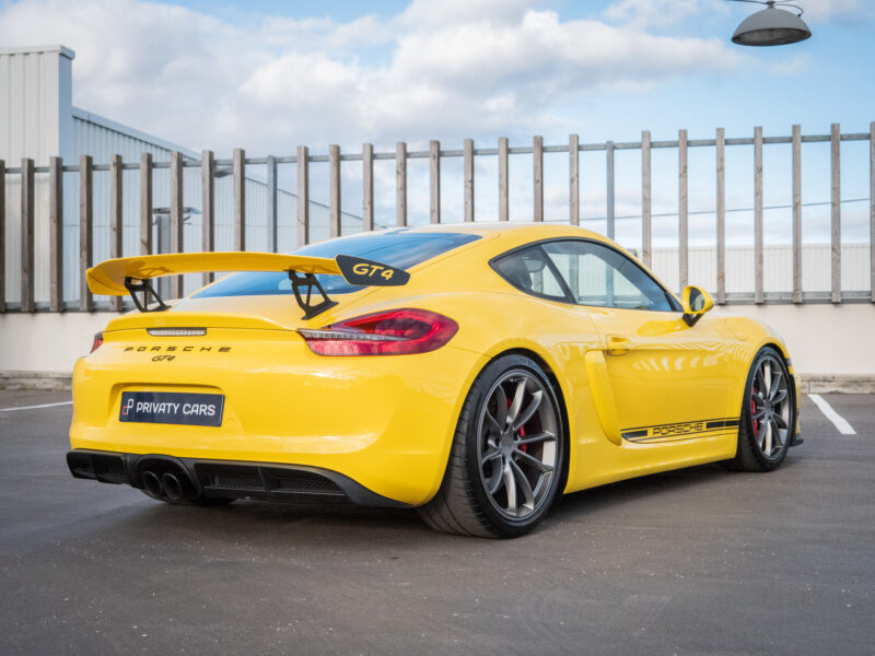 Aileron arrière avec inscription GT4 – PORSCHE – CAYMAN GT4 – 2016 – Jaune Racing – 385 ch – Flat 6  – 22 900 km – Transmission : Manuelle – Origine Allemagne – Privaty Cars – Dépôt-vente sécurisé de véhicules de prestige dans l’Ouest de la France