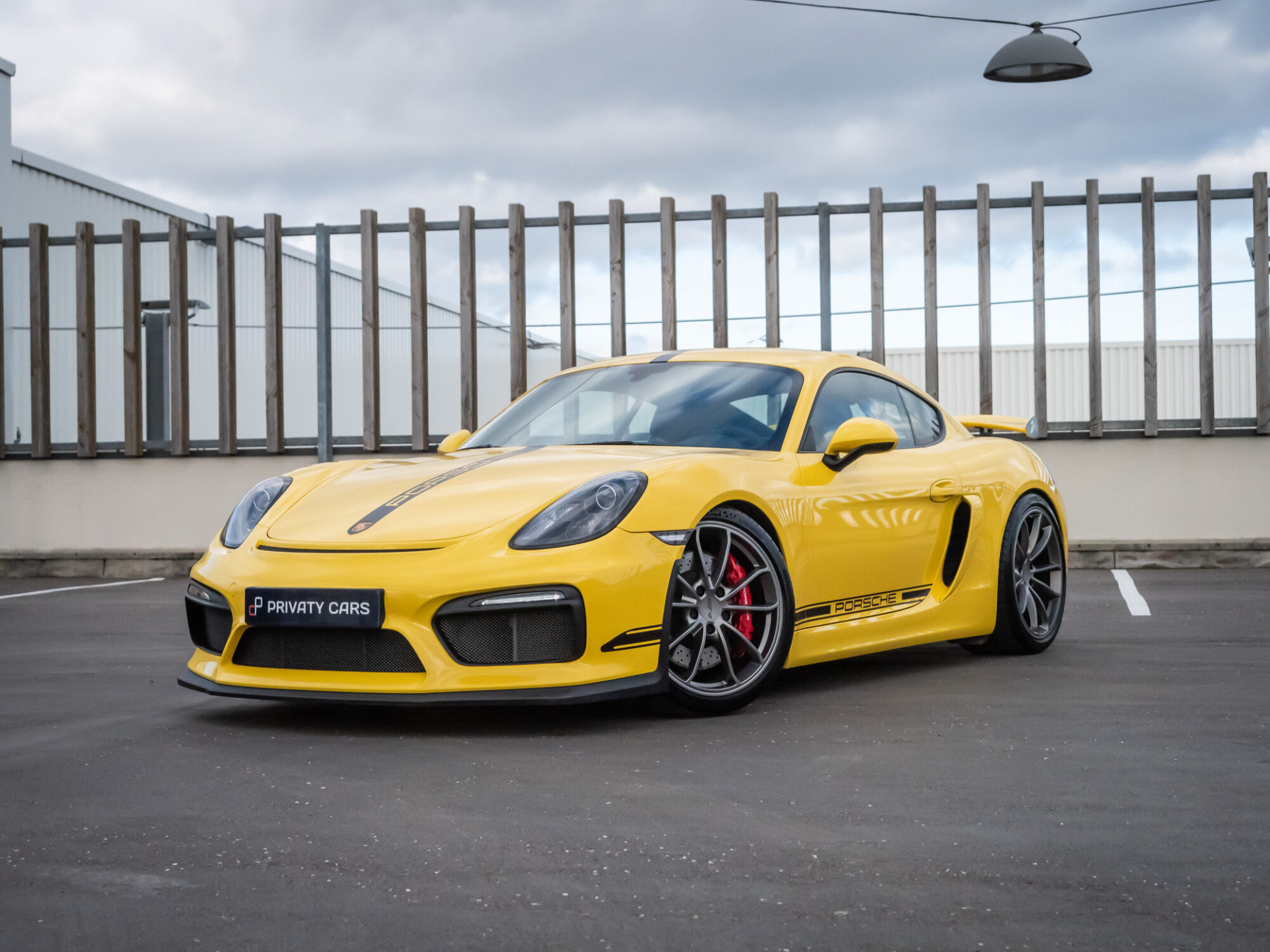 Vue avant avec prise d'air large – PORSCHE – CAYMAN GT4 – 2016 – Jaune Racing – 385 ch – Flat 6  – 22 900 km – Transmission : Manuelle – Origine Allemagne – Privaty Cars – Gestion de vente de voitures de collection et youngtimers dans l’Ouest de la France