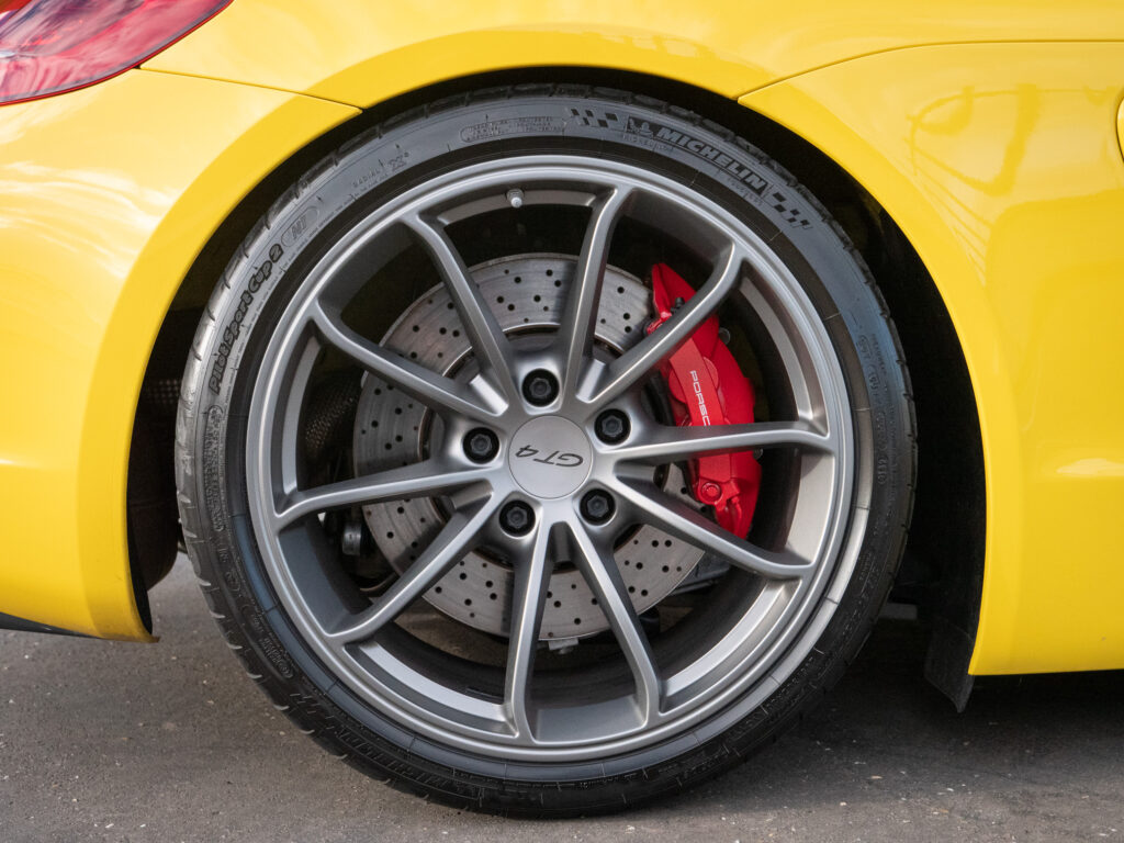 Jantes avec étriers de frein rouges – PORSCHE – CAYMAN GT4 – 2016 – Jaune Racing – 385 ch – Flat 6  – 22 900 km – Transmission : Manuelle – Origine Allemagne – Privaty Cars – Vente de voitures de prestige d’occasion en Nouvelle-Aquitaine