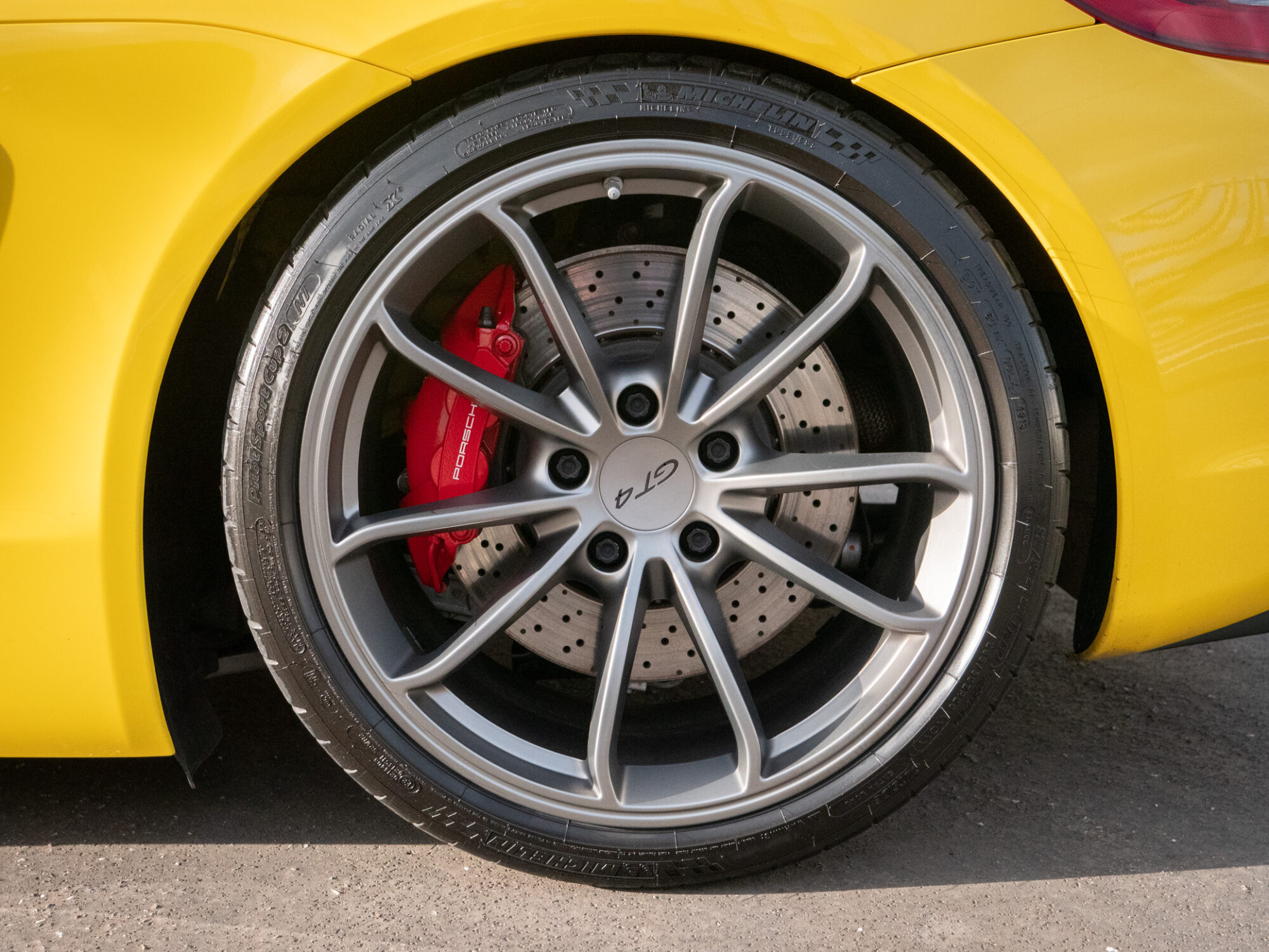 Jantes – PORSCHE – CAYMAN GT4 – 2016 – Jaune Racing – 385 ch – Flat 6  – 22 900 km – Transmission : Manuelle – Origine Allemagne – Privaty Cars – Vente de voitures de prestige d’occasion proche de Nantes