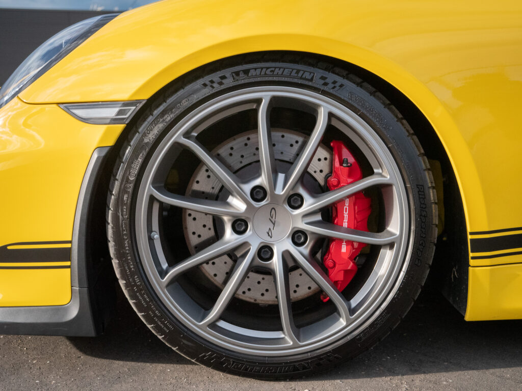 Jantes avec étriers de frein rouges – PORSCHE – CAYMAN GT4 – 2016 – Jaune Racing – 385 ch – Flat 6  – 22 900 km – Transmission : Manuelle – Origine Allemagne – Privaty Cars – Conciergerie automobile pour véhicules de sport entre Bordeaux et Nantes