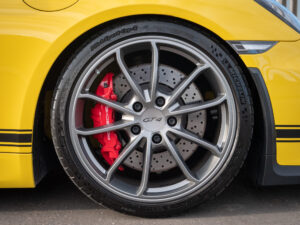 Jantes avec étriers de frein rouges – PORSCHE – CAYMAN GT4 – 2016 – Jaune Racing – 385 ch – Flat 6  – 22 900 km – Transmission : Manuelle – Origine Allemagne – Privaty Cars – Rachat express de supercars et hypercars en Nouvelle-Aquitaine