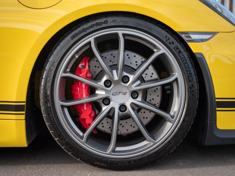 Jantes avec étriers de frein rouges – PORSCHE – CAYMAN GT4 – 2016 – Jaune Racing – 385 ch – Flat 6  – 22 900 km – Transmission : Manuelle – Origine Allemagne – Privaty Cars – Rachat express de supercars et hypercars en Nouvelle-Aquitaine
