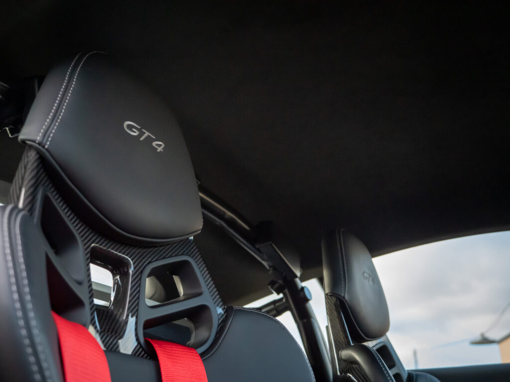 Sièges baquets en carbone – PORSCHE – CAYMAN GT4 – 2016 – Jaune Racing – 385 ch – Flat 6  – 22 900 km – Transmission : Manuelle – Origine Allemagne – Privaty Cars – Rachat cash de voitures de sport d’occasion à La Rochelle