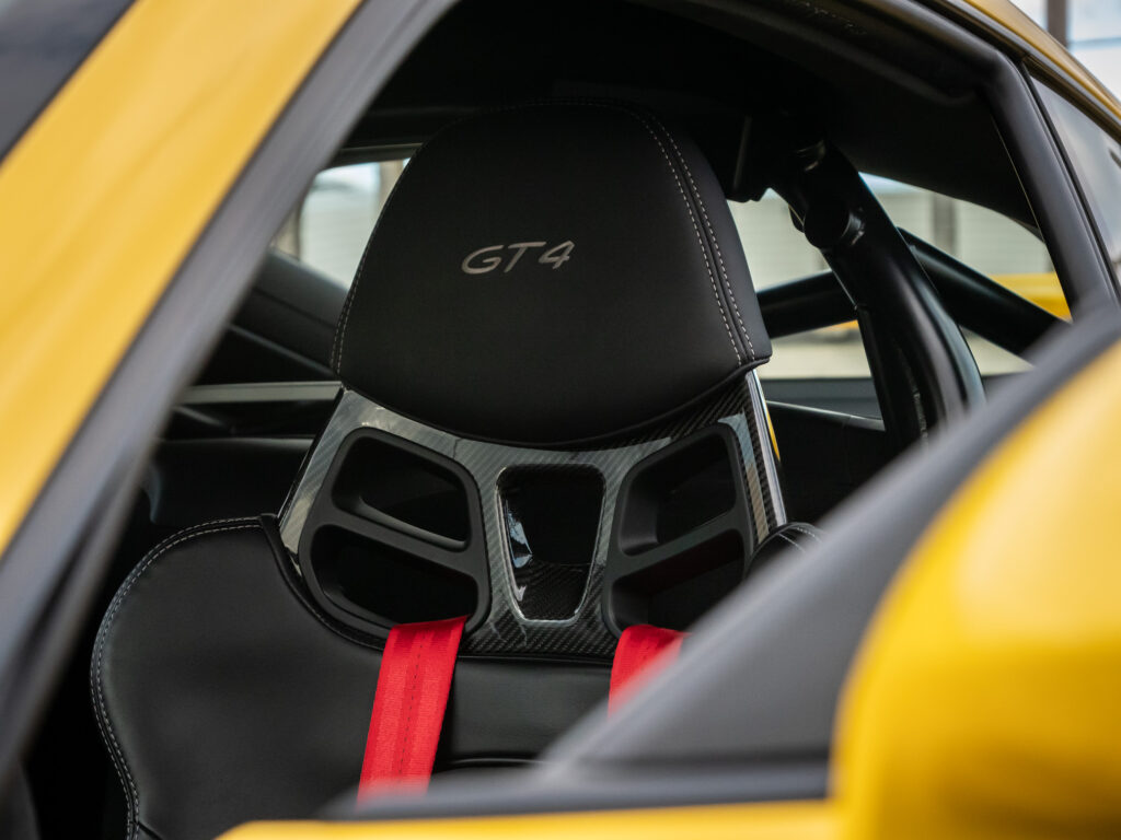 Sièges baquets en carbone avec harnais – PORSCHE – CAYMAN GT4 – 2016 – Jaune Racing – 385 ch – Flat 6  – 22 900 km – Transmission : Manuelle – Origine Allemagne – Privaty Cars – Dépôt-vente de voitures de sport et véhicules d’exception proche de Nantes
