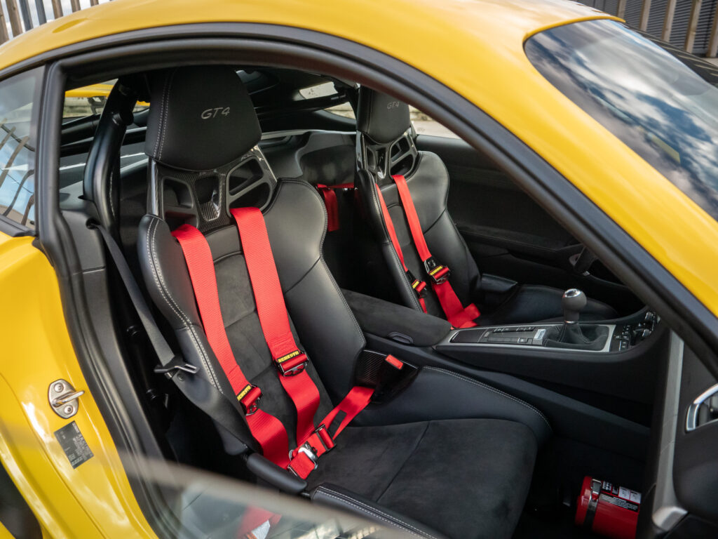 Sièges baquets avec harnais de sécurité – PORSCHE – CAYMAN GT4 – 2016 – Jaune Racing – 385 ch – Flat 6  – 22 900 km – Transmission : Manuelle – Origine Allemagne – Privaty Cars – Vente de véhicules d’investissement et de collection près de Niort