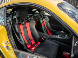 Sièges baquets avec harnais de sécurité – PORSCHE – CAYMAN GT4 – 2016 – Jaune Racing – 385 ch – Flat 6  – 22 900 km – Transmission : Manuelle – Origine Allemagne – Privaty Cars – Vente de véhicules d’investissement et de collection près de Niort