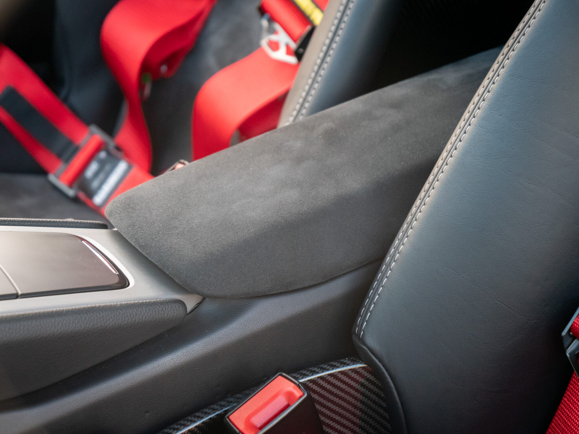 Accoudoir central en cuir et alcantara – PORSCHE – CAYMAN GT4 – 2016 – Jaune Racing – 385 ch – Flat 6  – 22 900 km – Transmission : Manuelle – Origine Allemagne – Privaty Cars – Recherche de supercars hors marché en Charente-Maritime