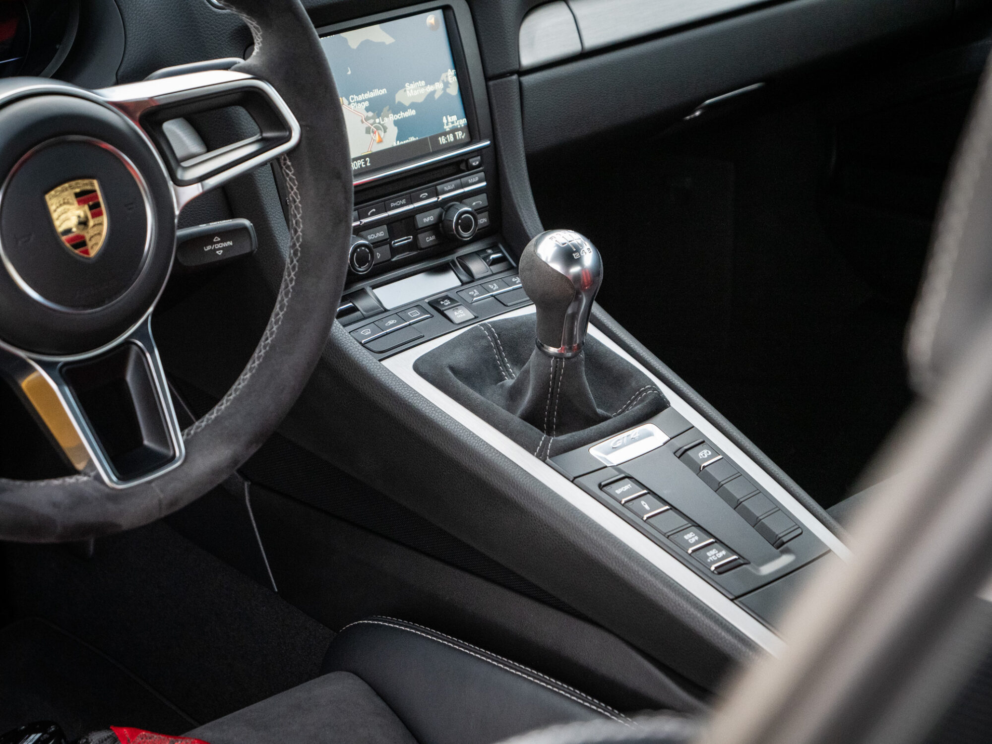 Console centrale avec levier de vitesses – PORSCHE – CAYMAN GT4 – 2016 – Jaune Racing – 385 ch – Flat 6  – 22 900 km – Transmission : Manuelle – Origine Allemagne – Privaty Cars – Importation de véhicules de prestige et sportifs près de Poitiers