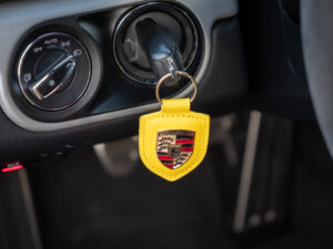 Clé de contact avec porte-clés en cuir – PORSCHE – CAYMAN GT4 – 2016 – Jaune Racing – 385 ch – Flat 6  – 22 900 km – Transmission : Manuelle – Origine Allemagne – Privaty Cars – Dépôt-vente sécurisé de véhicules de prestige à 2 heures de Paris en TGV