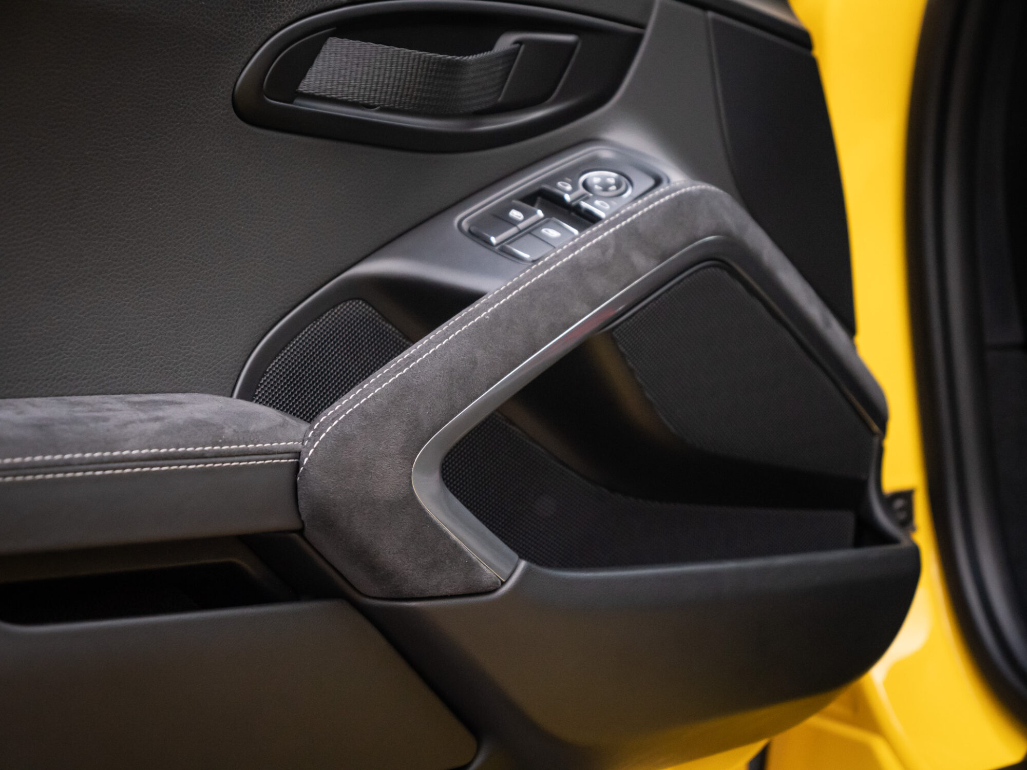 Panneau de porte avec garniture en alcantara – PORSCHE – CAYMAN GT4 – 2016 – Jaune Racing – 385 ch – Flat 6  – 22 900 km – Transmission : Manuelle – Origine Allemagne – Privaty Cars – Reprise cash de voitures de luxe sans obligation d’achat à La Rochelle