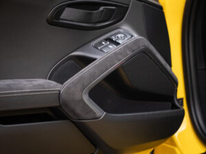 Panneau de porte avec garniture en alcantara – PORSCHE – CAYMAN GT4 – 2016 – Jaune Racing – 385 ch – Flat 6  – 22 900 km – Transmission : Manuelle – Origine Allemagne – Privaty Cars – Reprise cash de voitures de luxe sans obligation d’achat à La Rochelle