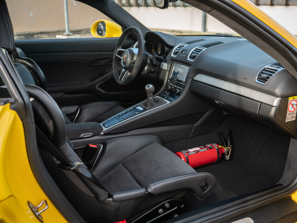 Sièges baquets en cuir noir – PORSCHE – CAYMAN GT4 – 2016 – Jaune Racing – 385 ch – Flat 6  – 22 900 km – Transmission : Manuelle – Origine Allemagne – Privaty Cars – Sélection de véhicules PORSCHE disponibles en Charente-Maritime