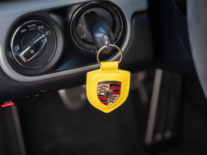 Clé de contact avec porte-clés en cuir – PORSCHE – CAYMAN GT4 – 2016 – Jaune Racing – 385 ch – Flat 6  – 22 900 km – Transmission : Manuelle – Origine Allemagne – Privaty Cars – Dépôt-vente sécurisé de véhicules de prestige à 2 heures de Paris en TGV
