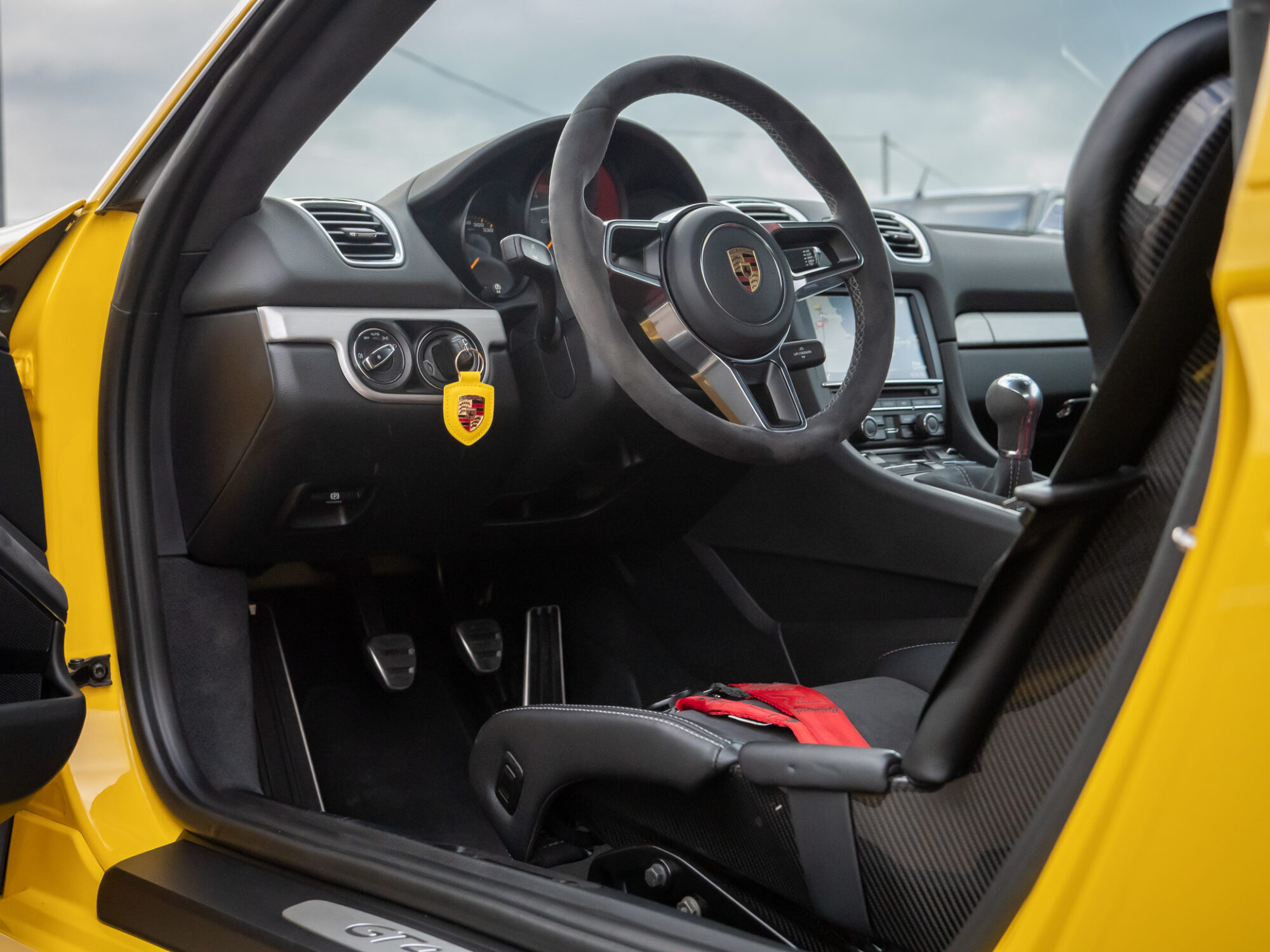 Volant – PORSCHE – CAYMAN GT4 – 2016 – Jaune Racing – 385 ch – Flat 6  – 22 900 km – Transmission : Manuelle – Origine Allemagne – Privaty Cars – Spécialiste indépendant Porsche, Ferrari et McLaren proche de Nantes