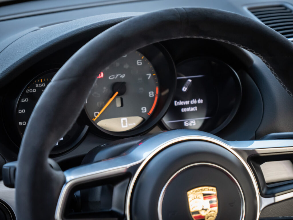 Volant – PORSCHE – CAYMAN GT4 – 2016 – Jaune Racing – 385 ch – Flat 6  – 22 900 km – Transmission : Manuelle – Origine Allemagne – Privaty Cars – Importation de véhicules de prestige et sportifs proche de Bordeaux