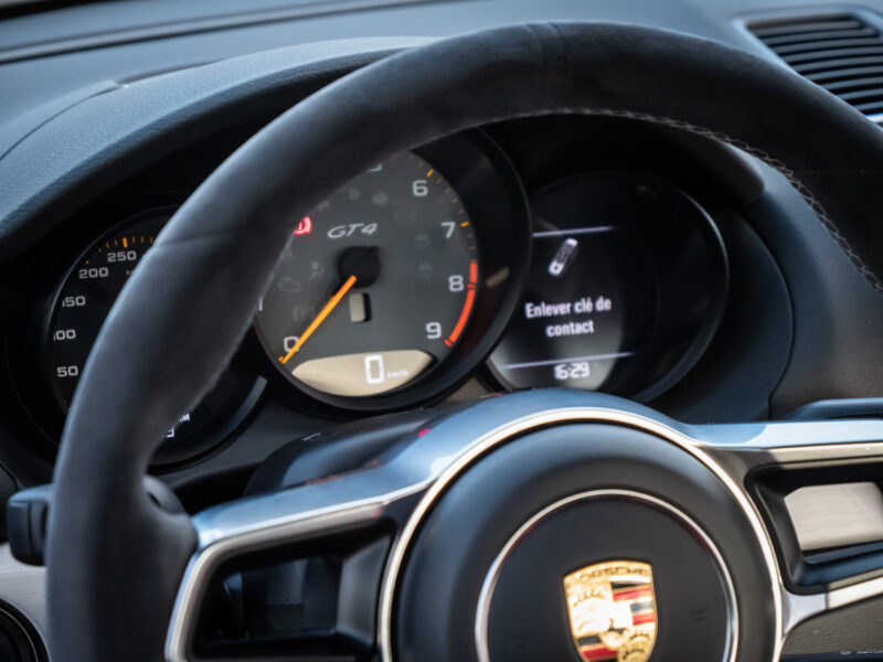 Volant – PORSCHE – CAYMAN GT4 – 2016 – Jaune Racing – 385 ch – Flat 6  – 22 900 km – Transmission : Manuelle – Origine Allemagne – Privaty Cars – Importation de véhicules de prestige et sportifs proche de Bordeaux