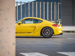 A vendre – PORSCHE – CAYMAN GT4 – 2016 – Jaune Racing – 385 ch – Flat 6 – 22 900 km – Transmission : Manuelle – Origine Allemagne – Privaty Cars – Expert des voitures de prestige d’occasion près de Niort