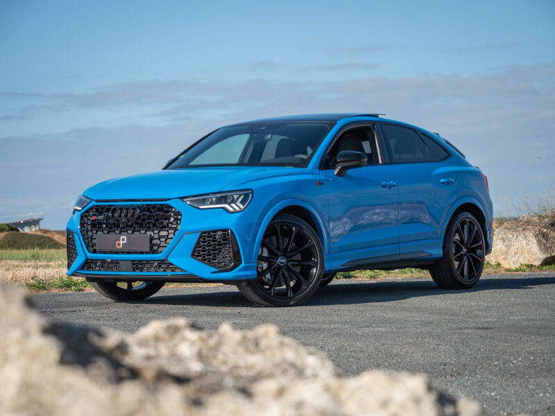 À vendre – AUDI – RS Q3 Sportback – 2020 – Turbo blue – 16 900 km – 400 ch – 5 cylindres Turbo – Transmission : Sequentielle – Photo principale – Origine Allemagne – Privaty Cars – Spécialiste indépendant Porsche, Ferrari et McLaren proche de Nantes