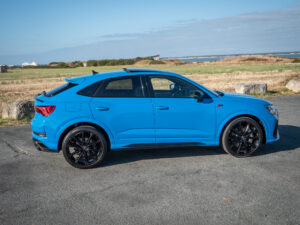 Vue latérale avec jantes noires – AUDI – RS Q3 Sportback – 2020 – Turbo blue – 400 ch – 5 cylindres Turbo – 16 900 km – Transmission : Sequentielle – Origine Allemagne – Privaty Cars – Courtage automobile pour véhicules exclusifs entre Bordeaux et Nantes