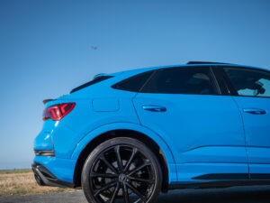 Vue arrière avec feux LED – AUDI – RS Q3 Sportback – 2020 – Turbo blue – 400 ch – 5 cylindres Turbo – 16 900 km – Transmission : Sequentielle – Origine Allemagne – Privaty Cars – Reprise de voitures de sport et collection à La Rochelle