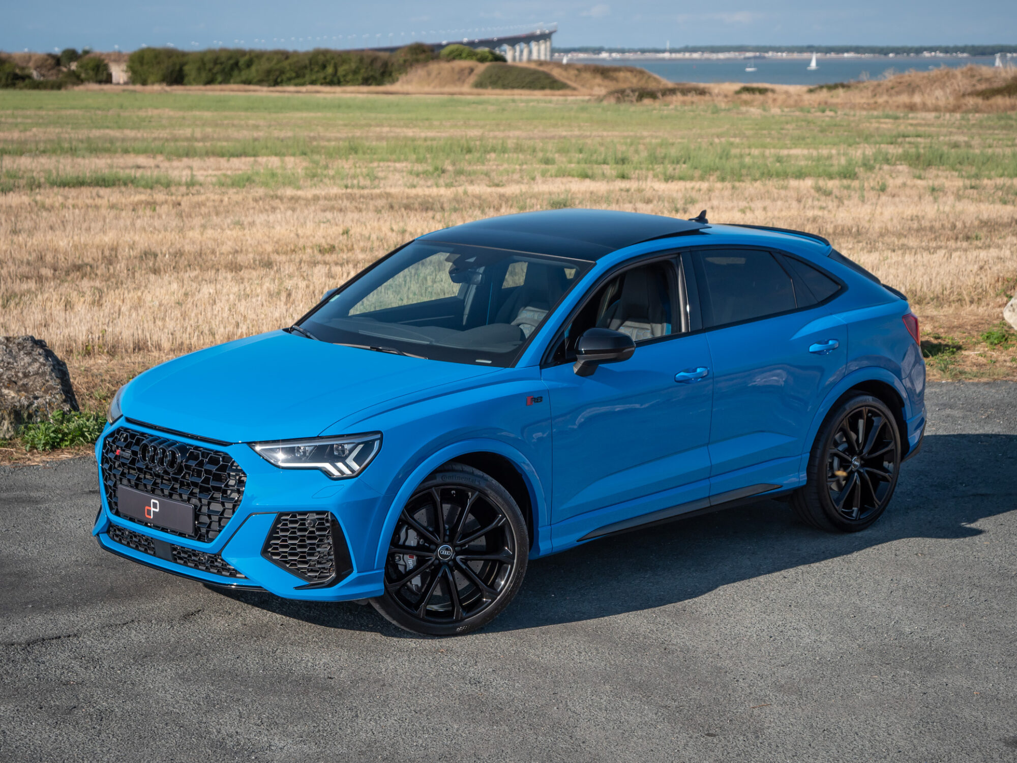 Vue latérale avec jantes noires – AUDI – RS Q3 Sportback – 2020 – Turbo blue – 400 ch – 5 cylindres Turbo – 16 900 km – Transmission : Sequentielle – Origine Allemagne – Privaty Cars – Reprise de voitures de sport et collection dans l’Ouest de la France