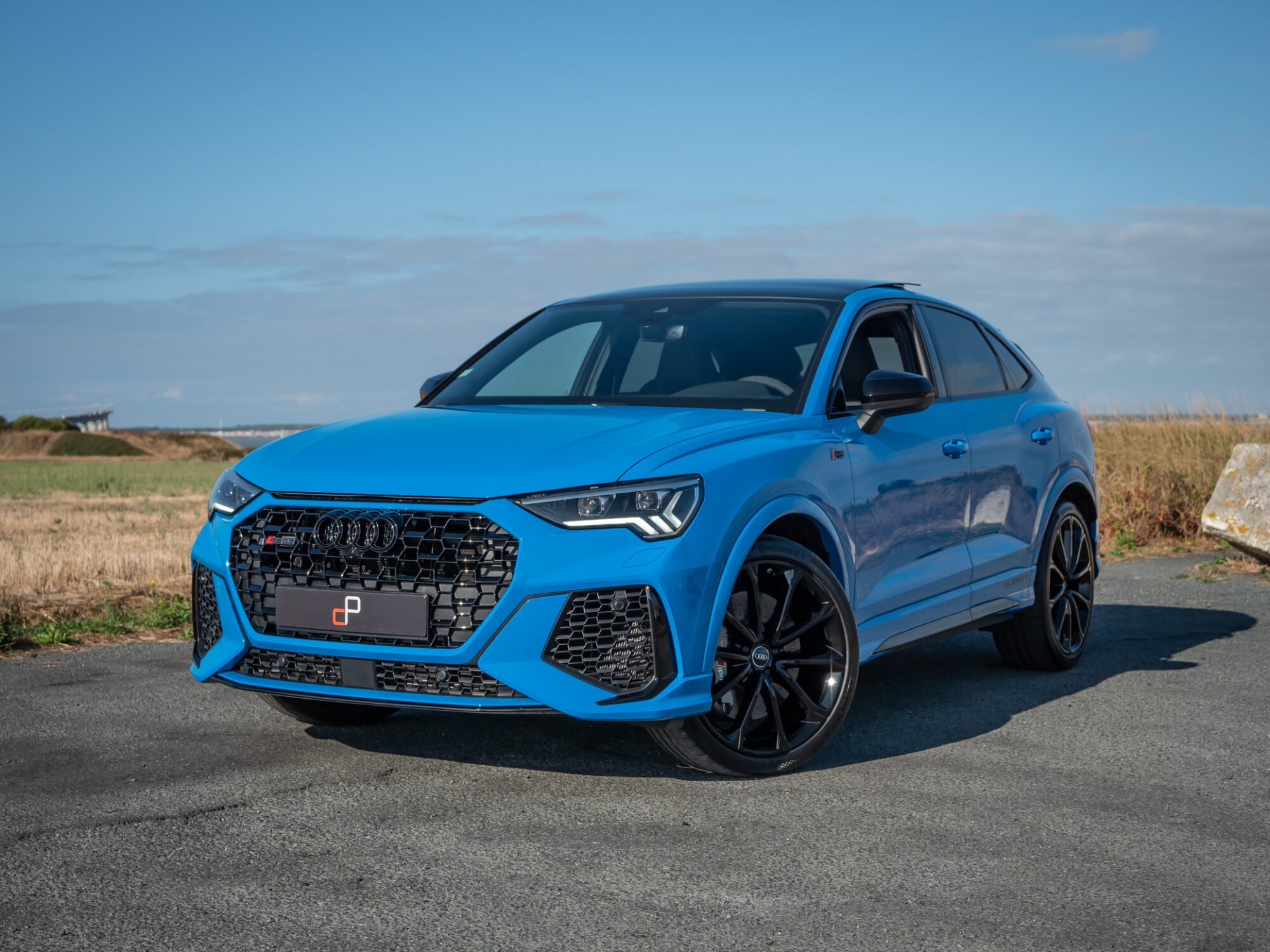 Vue avant avec calandre distinctive – AUDI – RS Q3 Sportback – 2020 – Turbo blue – 400 ch – 5 cylindres Turbo – 16 900 km – Transmission : Sequentielle – Origine Allemagne – Privaty Cars – Recherche de supercars hors marché à 2 heures de Paris en TGV