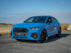 Vue latérale avec jantes noires – AUDI – RS Q3 Sportback – 2020 – Turbo blue – 400 ch – 5 cylindres Turbo – 16 900 km – Transmission : Sequentielle – Origine Allemagne – Privaty Cars – Vente de véhicules d’investissement et de collection entre Bordeaux et Nantes