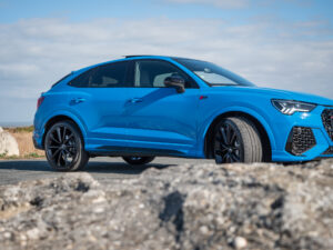 Vue latérale avec jantes noires – AUDI – RS Q3 Sportback – 2020 – Turbo blue – 400 ch – 5 cylindres Turbo – 16 900 km – Transmission : Sequentielle – Origine Allemagne – Privaty Cars – Recherche de supercars hors marché entre Bordeaux et Nantes