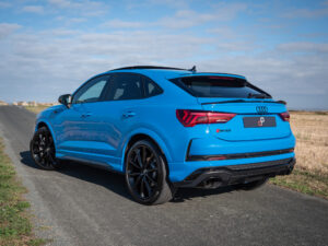Vue arrière avec diffuseur et jantes noires – AUDI – RS Q3 Sportback – 2020 – Turbo blue – 400 ch – 5 cylindres Turbo – 16 900 km – Transmission : Sequentielle – Origine Allemagne – Privaty Cars – Véhicules de sport et de luxe d’occasion dans l’Ouest de la France