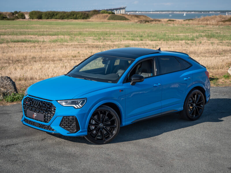 Vue latérale avec jantes noires – AUDI – RS Q3 Sportback – 2020 – Turbo blue – 400 ch – 5 cylindres Turbo – 16 900 km – Transmission : Sequentielle – Origine Allemagne – Privaty Cars – Reprise de voitures de sport et collection dans l’Ouest de la France