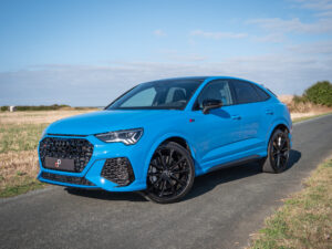 Vue avant avec calandre distinctive – AUDI – RS Q3 Sportback – 2020 – Turbo blue – 400 ch – 5 cylindres Turbo – 16 900 km – Transmission : Sequentielle – Origine Allemagne – Privaty Cars – Spécialiste des voitures de luxe d’occasion près de Poitiers