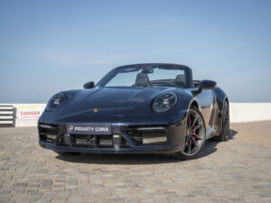À vendre – PORSCHE – 911 992 4S Cabriolet – 2021 – Bleu Nuit Métallisé – 19 900 km – 450 ch – Flat 6 Bi-Turbo – Transmission : Sequentielle – Photo principale – Origine France – Privaty Cars – Dépôt-vente de véhicules PORSCHE près de Niort