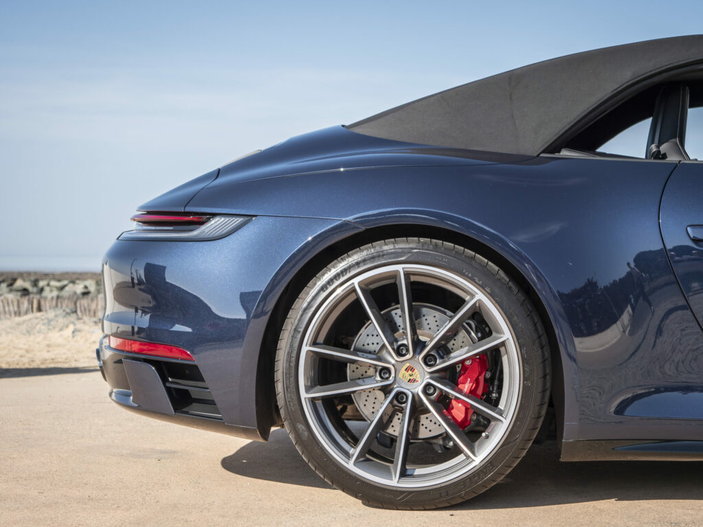 Jante alliage avec étrier rouge – PORSCHE – 911 992 4S Cabriolet – 2021 – Bleu Nuit Métallisé – 450 ch – Flat 6 Bi-Turbo – 19 900 km – Transmission : Sequentielle – Origine France – Privaty Cars – Véhicules de sport et de luxe d’occasion en Nouvelle-Aquitaine