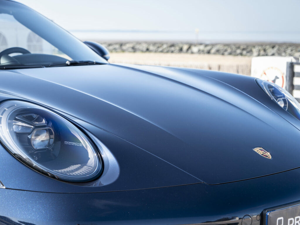 Phares avant avec design distinctif – PORSCHE – 911 992 4S Cabriolet – 2021 – Bleu Nuit Métallisé – 450 ch – Flat 6 Bi-Turbo – 19 900 km – Transmission : Sequentielle – Origine France – Privaty Cars – Expert des sportives d’occasion haut de gamme proche de Nantes