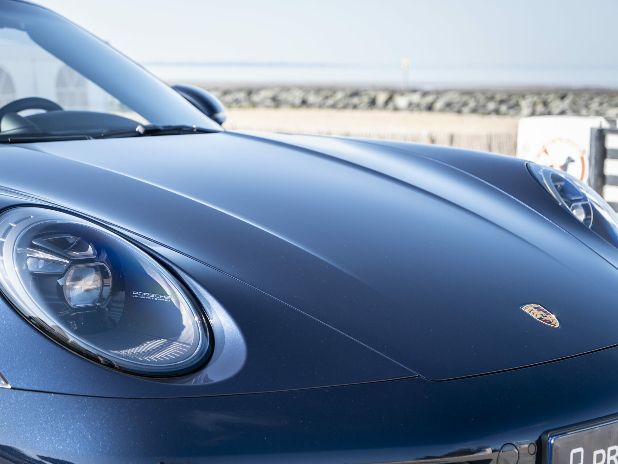 Phares avant avec design distinctif – PORSCHE – 911 992 4S Cabriolet – 2021 – Bleu Nuit Métallisé – 450 ch – Flat 6 Bi-Turbo – 19 900 km – Transmission : Sequentielle – Origine France – Privaty Cars – Expert des sportives d’occasion haut de gamme proche de Nantes