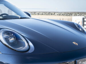 Phares avant avec design distinctif – PORSCHE – 911 992 4S Cabriolet – 2021 – Bleu Nuit Métallisé – 450 ch – Flat 6 Bi-Turbo – 19 900 km – Transmission : Sequentielle – Origine France – Privaty Cars – Expert des sportives d’occasion haut de gamme proche de Nantes