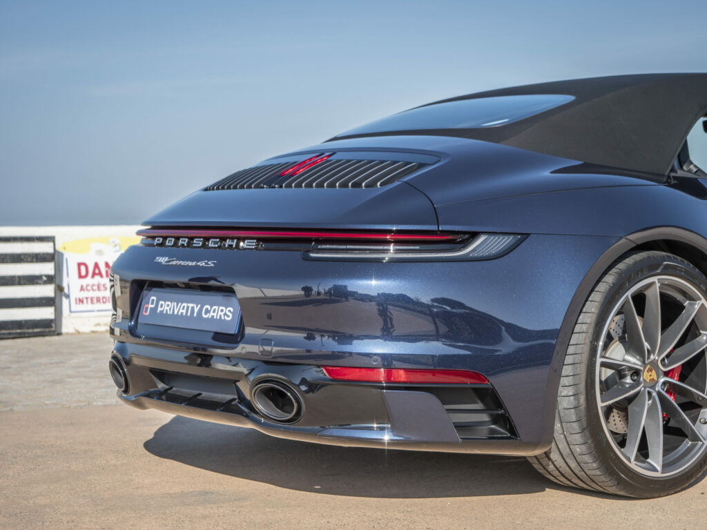 Vue arrière avec feux LED – PORSCHE – 911 992 4S Cabriolet – 2021 – Bleu Nuit Métallisé – 450 ch – Flat 6 Bi-Turbo – 19 900 km – Transmission : Sequentielle – Origine France – Privaty Cars – Vente de voitures de prestige d’occasion près de Poitiers