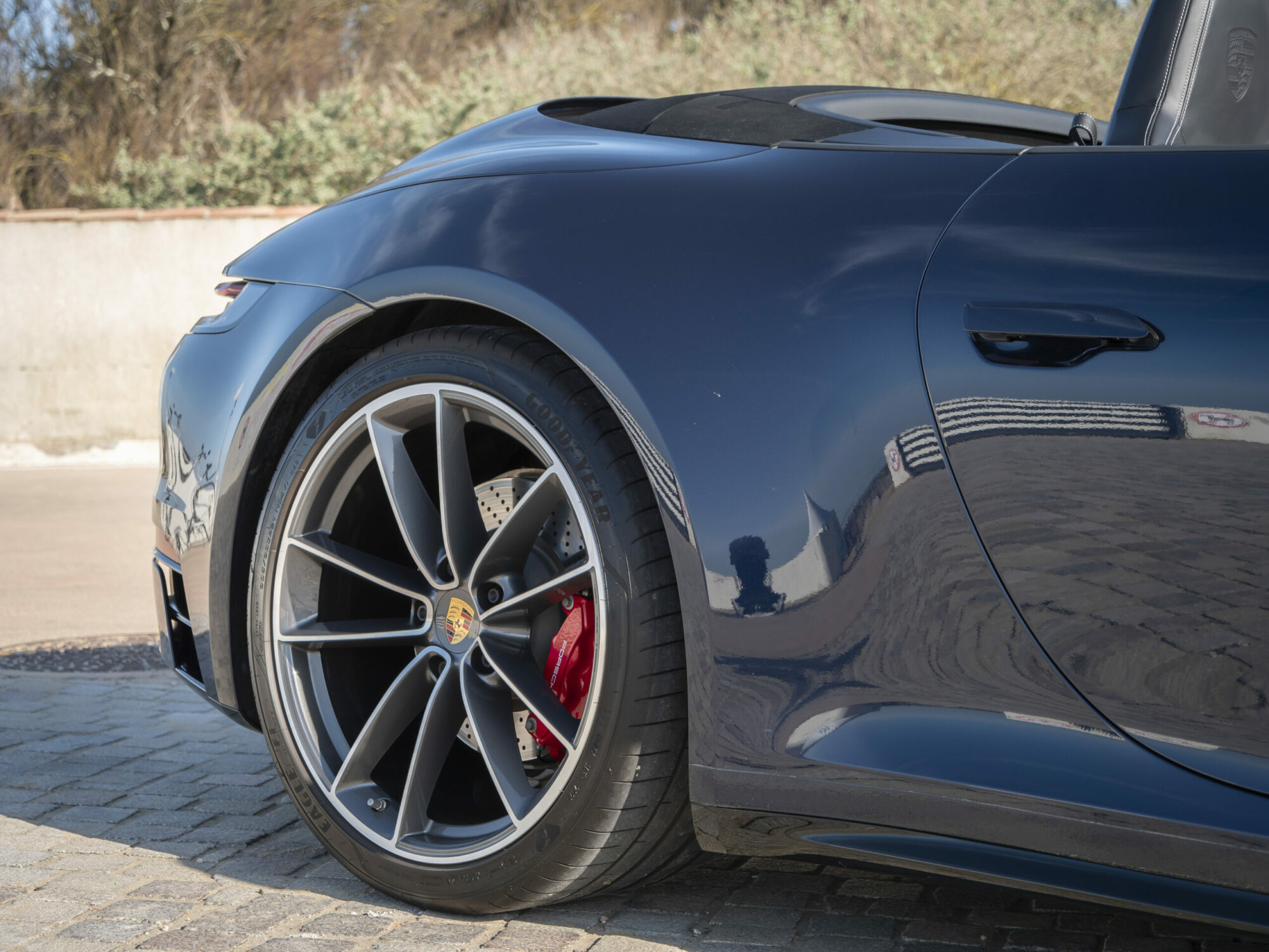 Jante alliage avec étrier rouge – PORSCHE – 911 992 4S Cabriolet – 2021 – Bleu Nuit Métallisé – 450 ch – Flat 6 Bi-Turbo – 19 900 km – Transmission : Sequentielle – Origine France – Privaty Cars – Achat et vente de voitures de sport d’occasion près de Niort