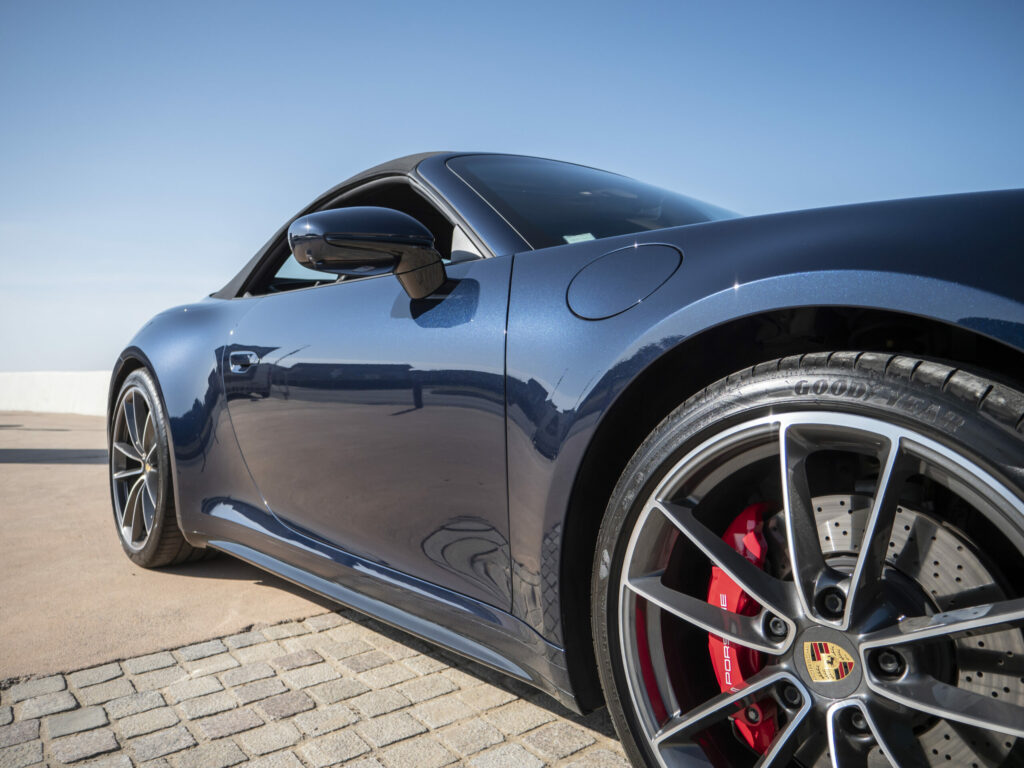 Jante alliage avec étriers rouges – PORSCHE – 911 992 4S Cabriolet – 2021 – Bleu Nuit Métallisé – 450 ch – Flat 6 Bi-Turbo – 19 900 km – Transmission : Sequentielle – Origine France – Privaty Cars – Rachat express de supercars et hypercars proche de Nantes