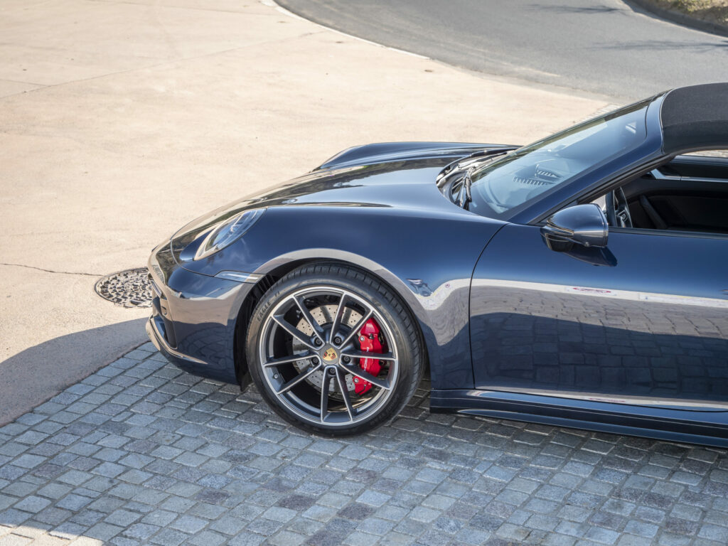 Jante alliage avec étriers rouges – PORSCHE – 911 992 4S Cabriolet – 2021 – Bleu Nuit Métallisé – 450 ch – Flat 6 Bi-Turbo – 19 900 km – Transmission : Sequentielle – Origine France – Privaty Cars – Reprise de voitures de sport et collection à 2 heures de Paris en TGV
