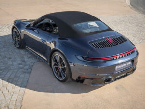 Vue arrière avec capote en toile – PORSCHE – 911 992 4S Cabriolet – 2021 – Bleu Nuit Métallisé – 450 ch – Flat 6 Bi-Turbo – 19 900 km – Transmission : Sequentielle – Origine France – Privaty Cars – Courtage automobile pour véhicules exclusifs proche de Bordeaux
