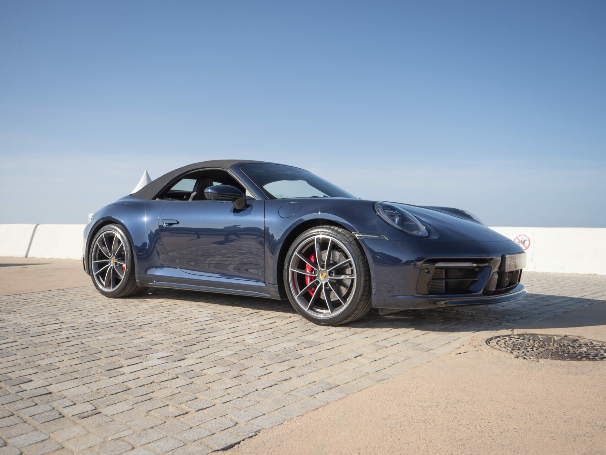 Vue latérale avec toit replié – PORSCHE – 911 992 4S Cabriolet – 2021 – Bleu Nuit Métallisé – 450 ch – Flat 6 Bi-Turbo – 19 900 km – Transmission : Sequentielle – Origine France – Privaty Cars – Service de courtage et recherche automobile premium proche de Bordeaux