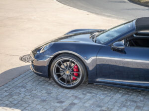 Jante alliage avec étriers rouges – PORSCHE – 911 992 4S Cabriolet – 2021 – Bleu Nuit Métallisé – 450 ch – Flat 6 Bi-Turbo – 19 900 km – Transmission : Sequentielle – Origine France – Privaty Cars – Reprise de voitures de sport et collection à 2 heures de Paris en TGV