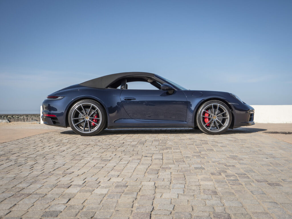 Vue latérale avec toit replié – PORSCHE – 911 992 4S Cabriolet – 2021 – Bleu Nuit Métallisé – 450 ch – Flat 6 Bi-Turbo – 19 900 km – Transmission : Sequentielle – Origine France – Privaty Cars – Vente de voitures de prestige d’occasion près de Niort