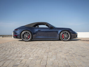Vue latérale avec toit replié – PORSCHE – 911 992 4S Cabriolet – 2021 – Bleu Nuit Métallisé – 450 ch – Flat 6 Bi-Turbo – 19 900 km – Transmission : Sequentielle – Origine France – Privaty Cars – Vente de voitures de prestige d’occasion près de Niort