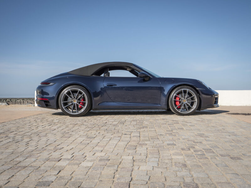 Vue latérale avec toit replié – PORSCHE – 911 992 4S Cabriolet – 2021 – Bleu Nuit Métallisé – 450 ch – Flat 6 Bi-Turbo – 19 900 km – Transmission : Sequentielle – Origine France – Privaty Cars – Vente de voitures de prestige d’occasion près de Niort