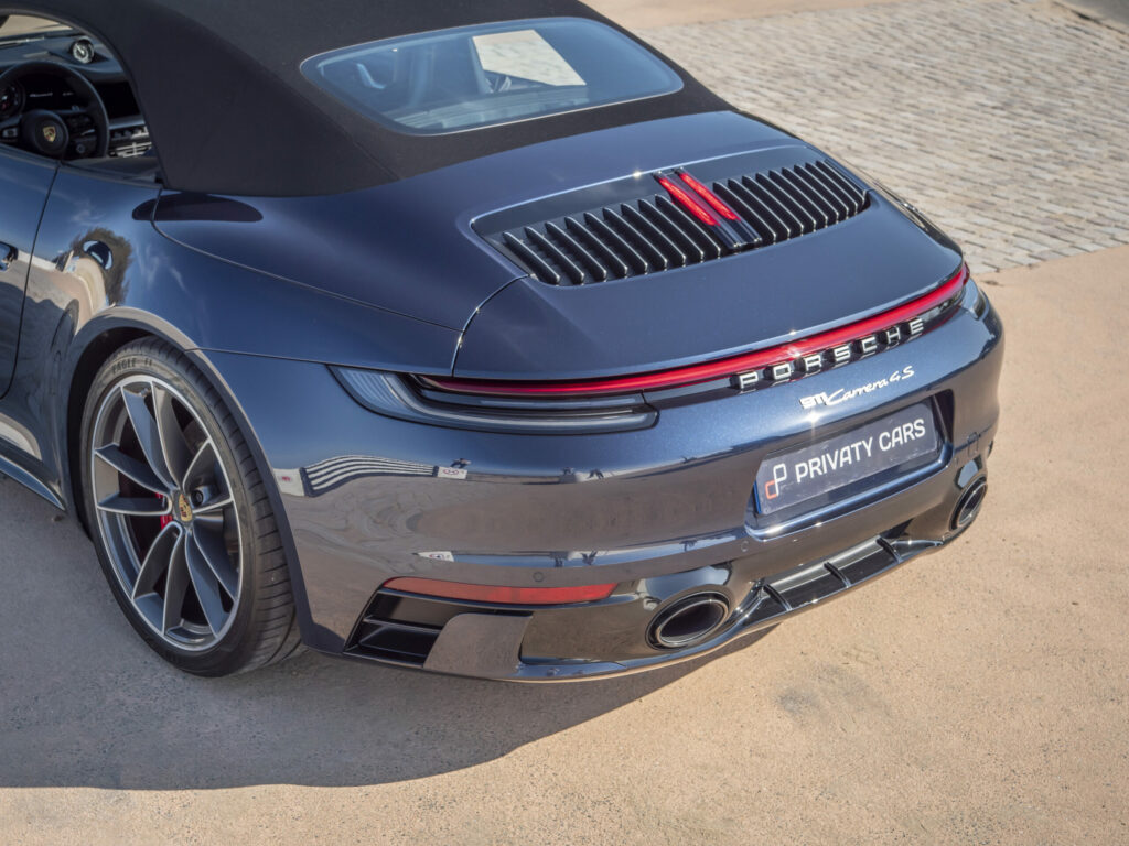 Vue arrière avec sorties d'échappement – PORSCHE – 911 992 4S Cabriolet – 2021 – Bleu Nuit Métallisé – 450 ch – Flat 6 Bi-Turbo – 19 900 km – Transmission : Sequentielle – Origine France – Privaty Cars – Sélection de véhicules PORSCHE disponibles à La Rochelle