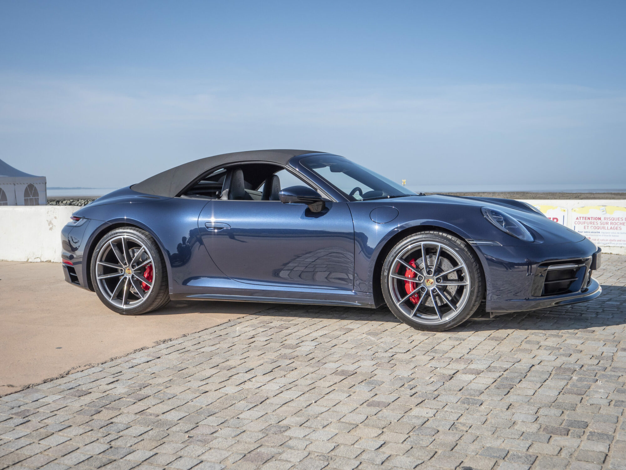 Vue latérale avec toit replié – PORSCHE – 911 992 4S Cabriolet – 2021 – Bleu Nuit Métallisé – 450 ch – Flat 6 Bi-Turbo – 19 900 km – Transmission : Sequentielle – Origine France – Privaty Cars – Courtage automobile PORSCHE dans l’Ouest de la France