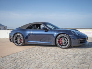 Vue latérale avec toit replié – PORSCHE – 911 992 4S Cabriolet – 2021 – Bleu Nuit Métallisé – 450 ch – Flat 6 Bi-Turbo – 19 900 km – Transmission : Sequentielle – Origine France – Privaty Cars – Courtage automobile PORSCHE dans l’Ouest de la France